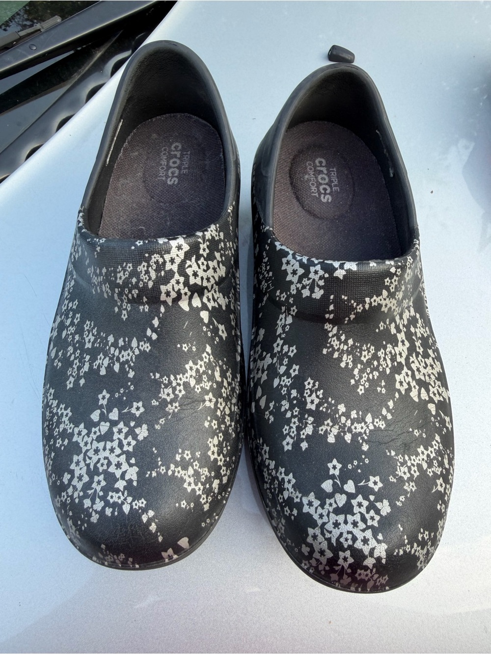 CROCS Black Slip-On Floral-Print women’s size 6 Clogs